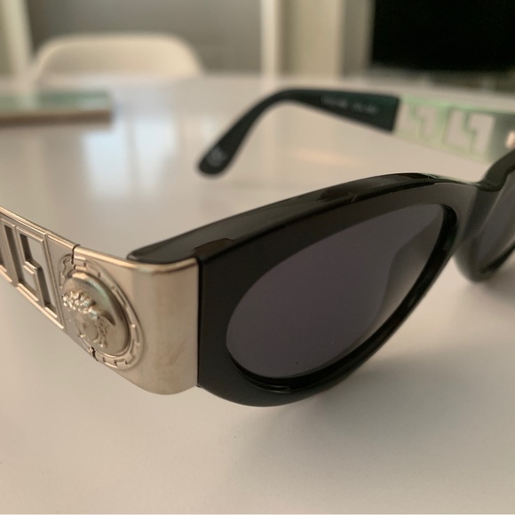 Versace - Picture 4 of 5